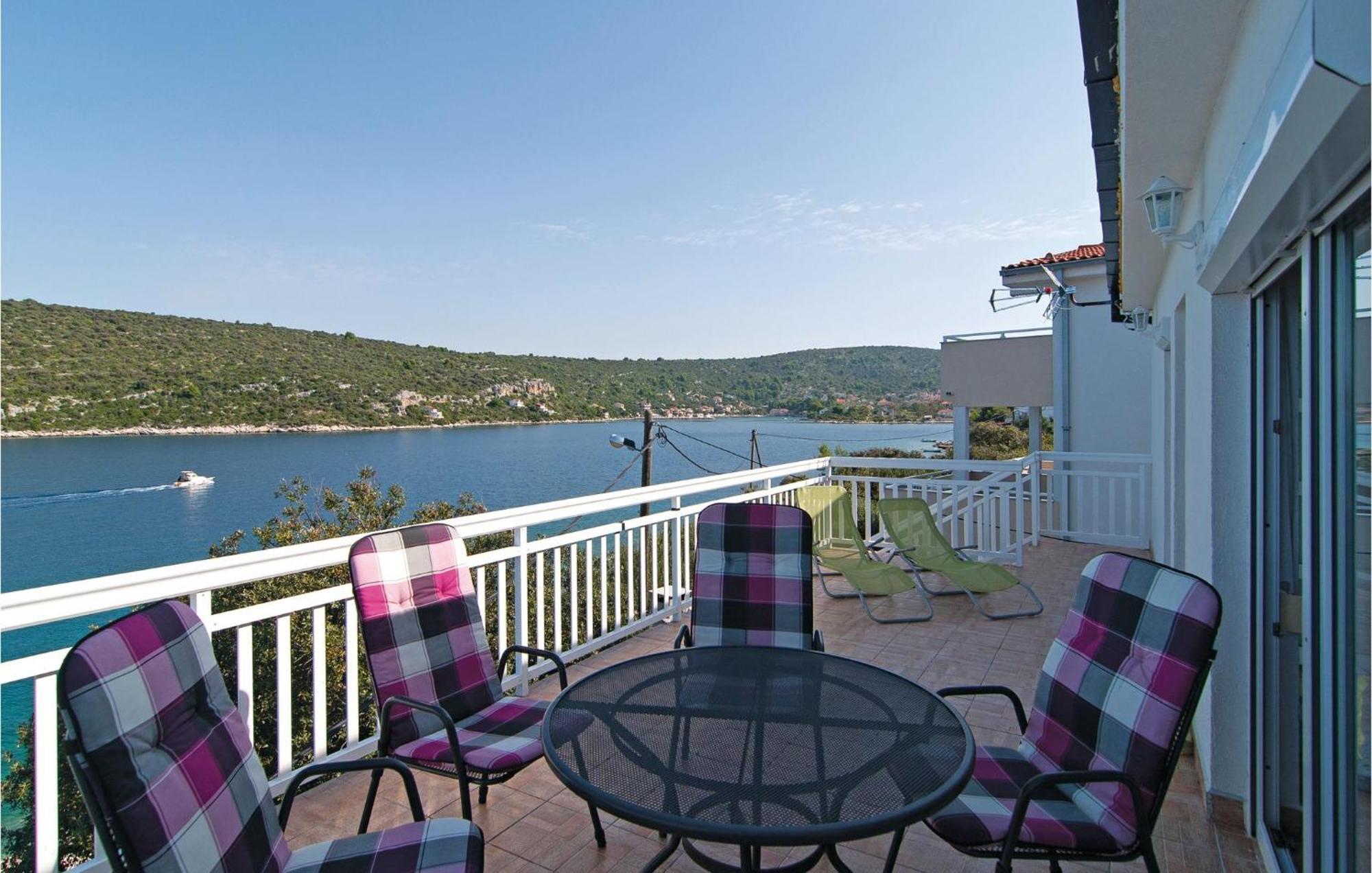2 Bedroom Awesome Apartment In Drvenik Veliki Exterior photo